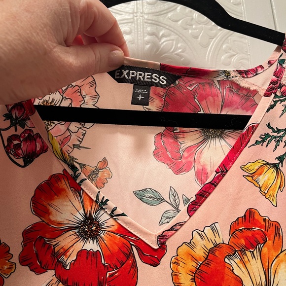 Express Pink Floral Blouse with V-neck Cap Sleeves - Picture 2 of 4